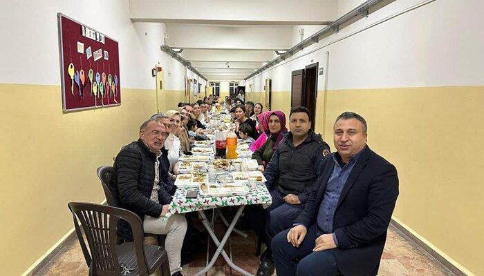 Yenidoğan Anadolu Lisesi’nin iftar sofrasında veliler ve öğretmenler buluştu